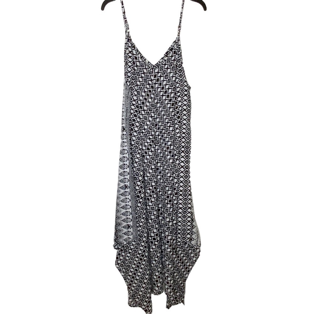J. Gee plus size shift dress with asymmetrical hemline. Size 1X - Picture 4 of 7